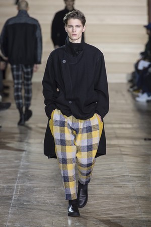 35_Issey_Miyake_original_miy_aw17_104.jpg