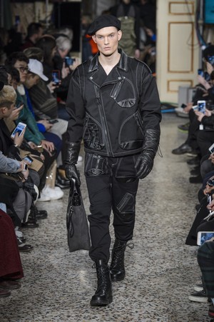 18_Moschino_original_mos_mln_aw17_053.jpg