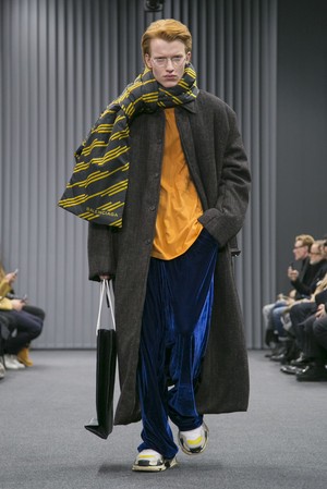 24_Balenciaga_original_bcg_prs_aw17_024.jpg