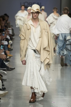 129_Central_Saint_Martins_original_ccsm_ldn_aw17_257.jpg