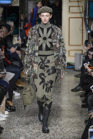 29_Moschino_original_mos_mln_aw17_087.jpg