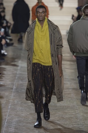 08_Issey_Miyake_original_miy_aw17_023.jpg