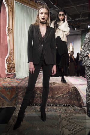 38_Alice_+_Olivia_original_aov_ny_aw17_075.jpg