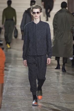 10_Issey_Miyake_original_miy_aw17_029.jpg