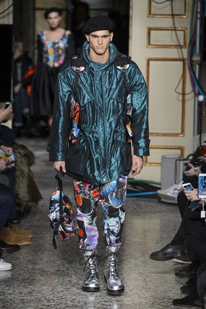 04_Moschino_original_mos_mln_aw17_011.jpg